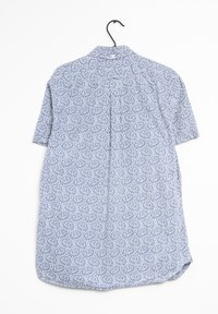 Camisa de manga corta en azul claro con un patrón floral blanco, cuello botón y dobladillo redondeado, hecha de una tela ligera.
