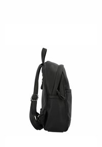 Zaino in pelle nera con superficie texturizzata, una tasca laterale, una tracolla regolabile e una maniglia superiore per il trasporto. Design compatto.