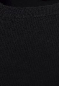 Zwart sweater met een geribbelde textuur en gebreid ontwerp, met een ronde halslijn en zachte stof. Close-up van de materiaaldetails.