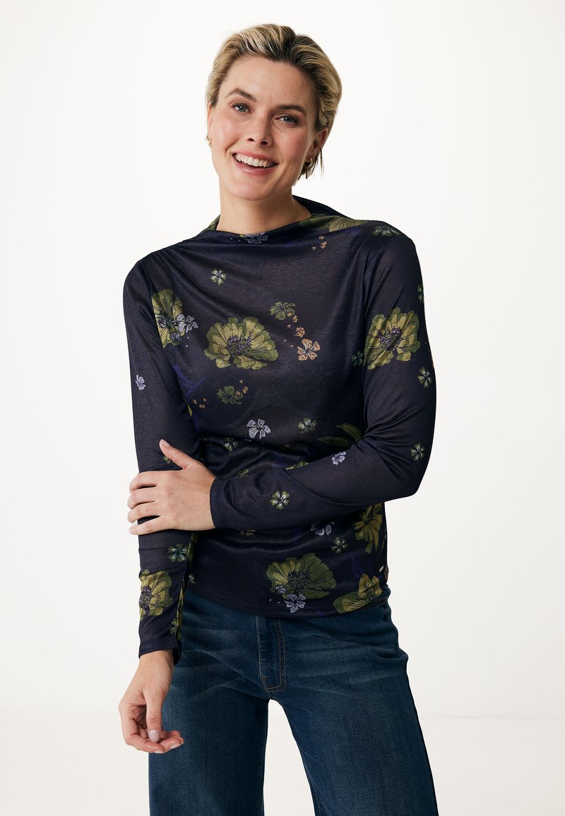 Långärmad skjorta i mörk marinblå med grön och lila blommönster. Mjuk, lättviktig tyg med avslappnad passform och rund halsringning.
