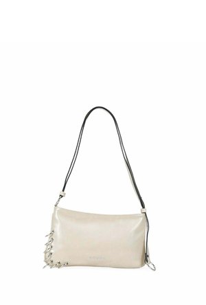 Bolso beige rectangular de hombro con correa negra y detalles de ojetes metálicos en un lado, nombre de la marca en relieve centrado en el frente.