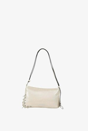 Bolso beige rectangular de hombro con correa negra y detalles de ojetes metálicos en un lado, nombre de la marca en relieve centrado en el frente.