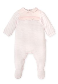 Un overol de rayas rosa claro con mangas largas, un cuello con solapas y detalles en forma de concha. Hecho de un tejido suave y texturizado. Cuenta con un cierre a presión.