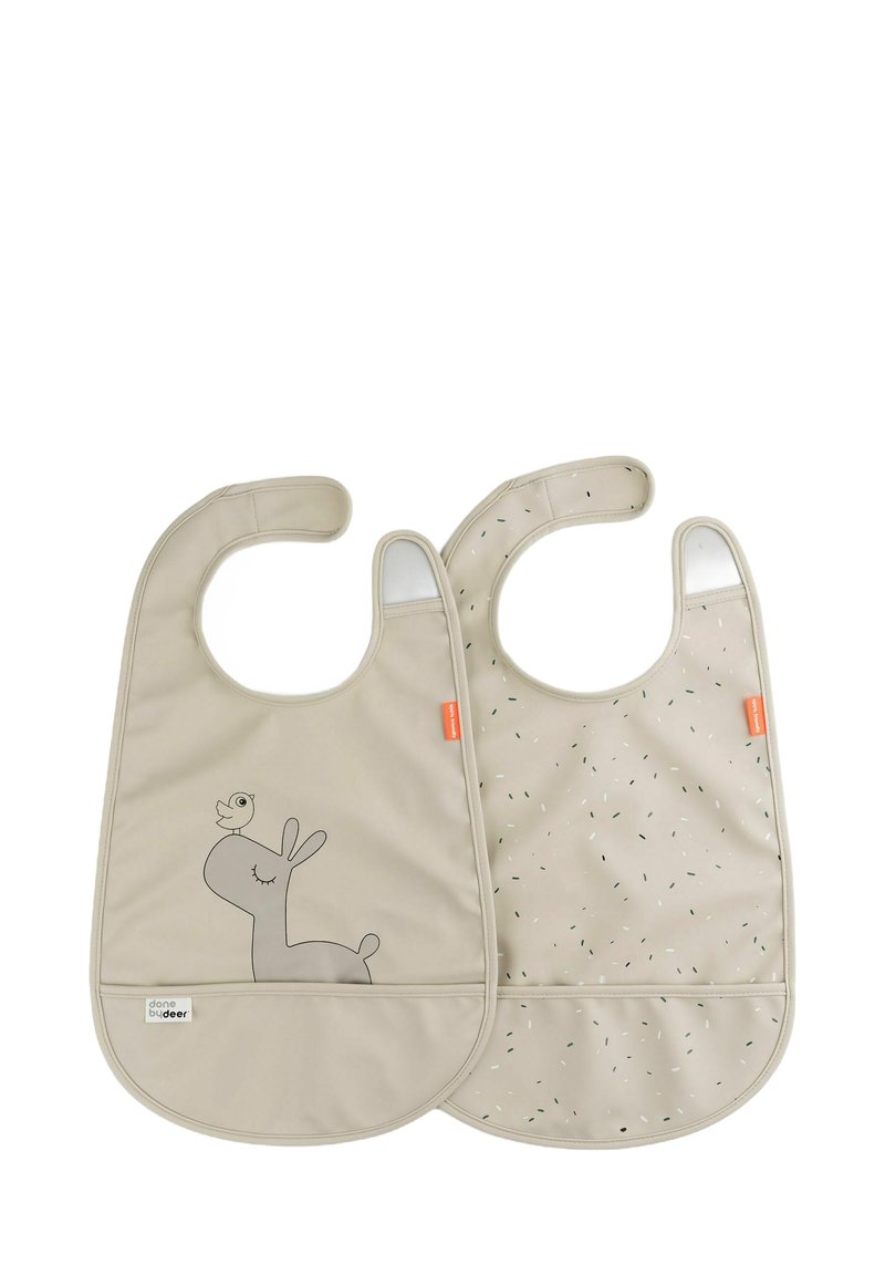 Due bavaglini in silicone beige con un design di un cervo e un uccellino su un lato, e un motivo a pois sparsi sul retro.