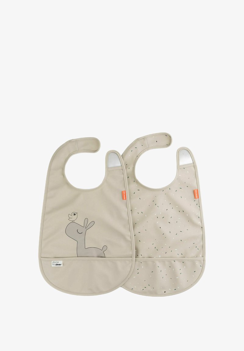 Due bavaglini in silicone beige con un design di un cervo e un uccellino su un lato, e un motivo a pois sparsi sul retro.