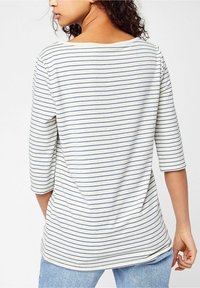 Vit och marinblå randig långärmad topp med rundad halsringning och något lös passform, med rundad nederkant och mjuk textur.