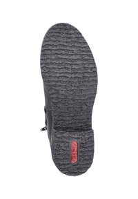 Semelle de chaussure en caoutchouc noir avec une surface texturée et un logo "rieker" rouge. Présente des rainures prononcées pour une meilleure adhérence et un talon légèrement surélevé.