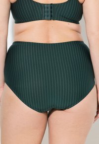 Donkergroene hoge taille onderbroek met verticale witte strepen, voorzien van een golvende rand en naadloos ontwerp voor comfort.