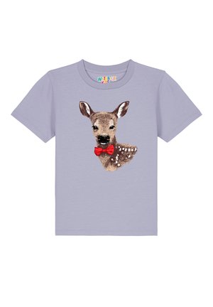 Helles lavendelfarbenes T-Shirt mit einem braunen Reh mit weißen Flecken und einem roten Fliegengewicht-Design, das auf der Vorderseite aufgedruckt ist. Weicher Stoff.