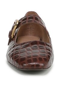Scarpa piatta in pelle marrone con un motivo testurizzato in pelle di coccodrillo. Presenta una fascia con fibbia in tonalità oro a livello del piede. Design con punta arrotondata.