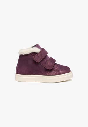 Paarse hoge sneakers voor kinderen met witte nepbontvoering, twee klittenbandsluitingen en een witte rubberen zool op een witte achtergrond.
