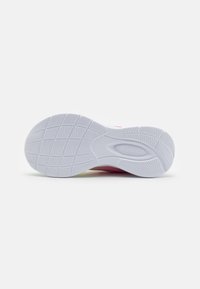 Sportliche Schuhsohle, strukturierter weißer Gummi mit tiefen Profilierungen für besseren Grip. Mit einem leichten rosa Farbverlauf in der Nähe der Ferse. Glatte Oberfläche.