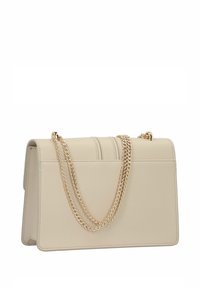 Borsa a mano in finta pelle beige con un design strutturato, caratterizzata da una tracolla in metallo dorato e dettagli di cucitura discreti nella parte frontale.