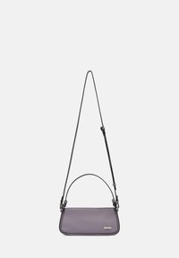 Lila Leder-Schultertasche in rechteckiger Form, abnehmbarer Schulterriemen und einem kleinen silbernen Logo. Verfügt über eine glatte Textur mit kontrastierenden Kanten.