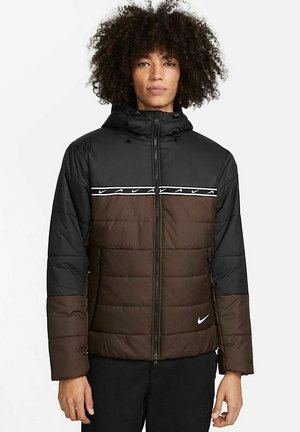 Giacca imbottita con parte superiore nera e parte inferiore marrone, con chiusura con zip, cappuccio e accento del logo Nike bianco sul petto.