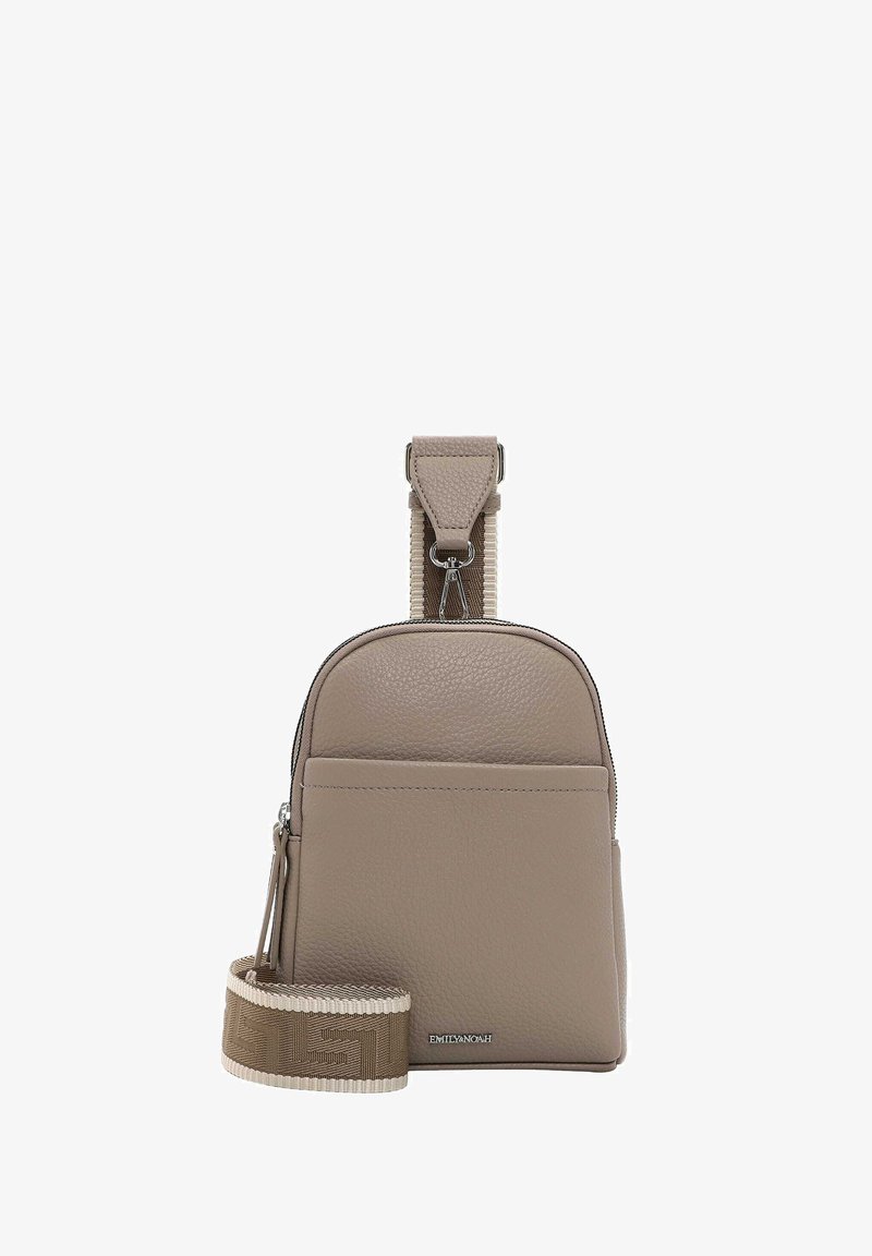 Beige Umhängetasche aus strukturiertem Material mit abgerundetem oberen Teil, Fronttasche und einem gemusterten Tragegurt mit verstellbarem Clip.