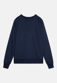 Mørkeblå genser med lange ermer, ribbestrikket mansjett og nederkant, rund hals og et mykt teksturert stoff. Ingen synlige logoer eller mønstre.