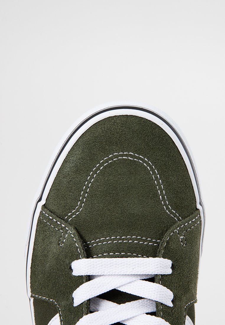 Grüne Wildledersneaker mit weißen Schnürsenkeln, weißer Sohle und schwarzen Akzenten. Verfügt über eine gesteppte Verarbeitung und ein rundes Zehenstück.