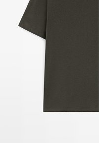 Dunkelgraues T-Shirt mit kurzen Ärmeln aus weichem Stoff, mit geradem Saum und einfacher, sauberer Naht.