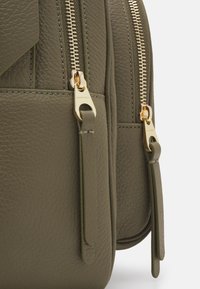 Coccinelle MALORY - Nahrbtnik - laurel green