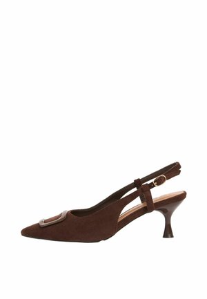 Brauner Wildleder Slingback-Pumps mit kleinem Absatz, spitzer Zehenpartie und dekorativer Schnalle vorne, mit schlankem, verstellbarem Knöchelriemen.