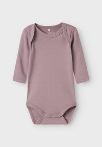 Bodysuit s dlhým rukávom v jemne fialovej farbe, so zapínaním na patentky na spodnej časti a okrúhlym výstrihom s prešitím.