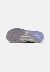 Schoenzool in paars en grijs met getextureerd rubber voor grip. Heeft groeven en uitsparingen voor flexibiliteit en responsiviteit.