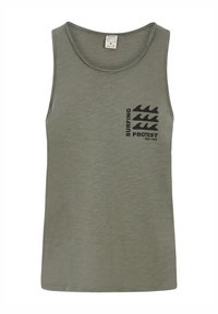 Olijf groene mouwloze tanktop van zachte stof, met een zwart "SURFING" grafiek en merklogo op de linkerborst.