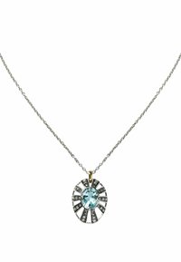 Collar de plata con un colgante redondo que presenta una piedra ovalada de color azul claro, rodeada de acentos negros y plateados en un diseño de ráfaga solar.