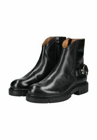 Bottines en cuir noir avec une finition lisse, dotées d'une fermeture éclair sur le côté et d'un accent de boucle décorative sur le talon. Semelle en caoutchouc chunky.