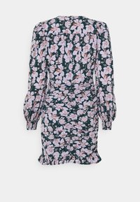 Květinové šaty s dlouhými nabíranými rukávy, rýhovaným tělem, tmavě zeleným pozadím a bílým/růžovým květinovým vzorem. Volánkový lem na spodní části.