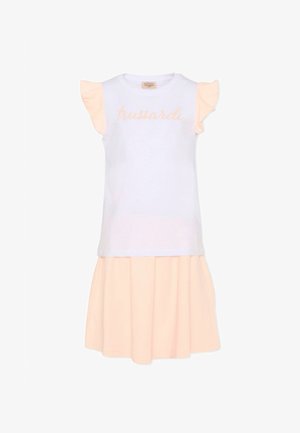 Witte mouwloze jurk met perzikkleurige ruches aan mouwen en rok, met cursieve perzikkleurige tekst "trussardi" op de borst.