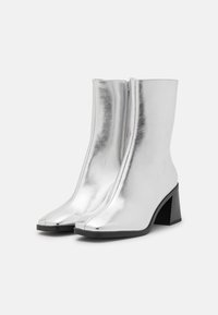 Monki Botas clássicas de cano curto - silver metallic