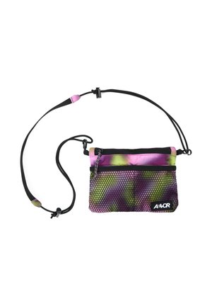 Kleine Umhängetasche mit Camouflage-Muster in Pink, Grün und Lila, einer schwarzen Netzvordertasche, verstellbarem schwarzem Riemen und Reißverschluss.