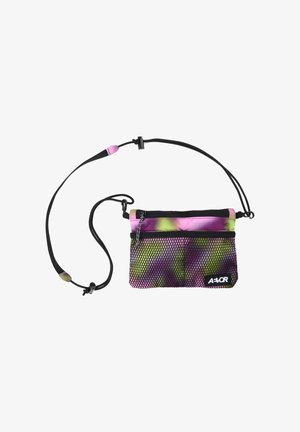 Kleine crossbody tas met een camouflagepatroon in roze, groen en paars, een zwart gaasvak aan de voorkant, verstelbare zwarte band en ritssluiting.