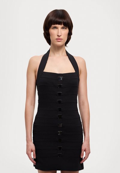 Rochie halter neagră, cu textură ribbed orizontală, croi drept și accente din hardware lucios negru pe centru.