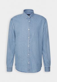 Camicia in denim azzurro chiaro con bottoni, maniche lunghe, colletto classico, chiusura frontale con bottoni e una texture morbida con una leggera finitura sbiadita.