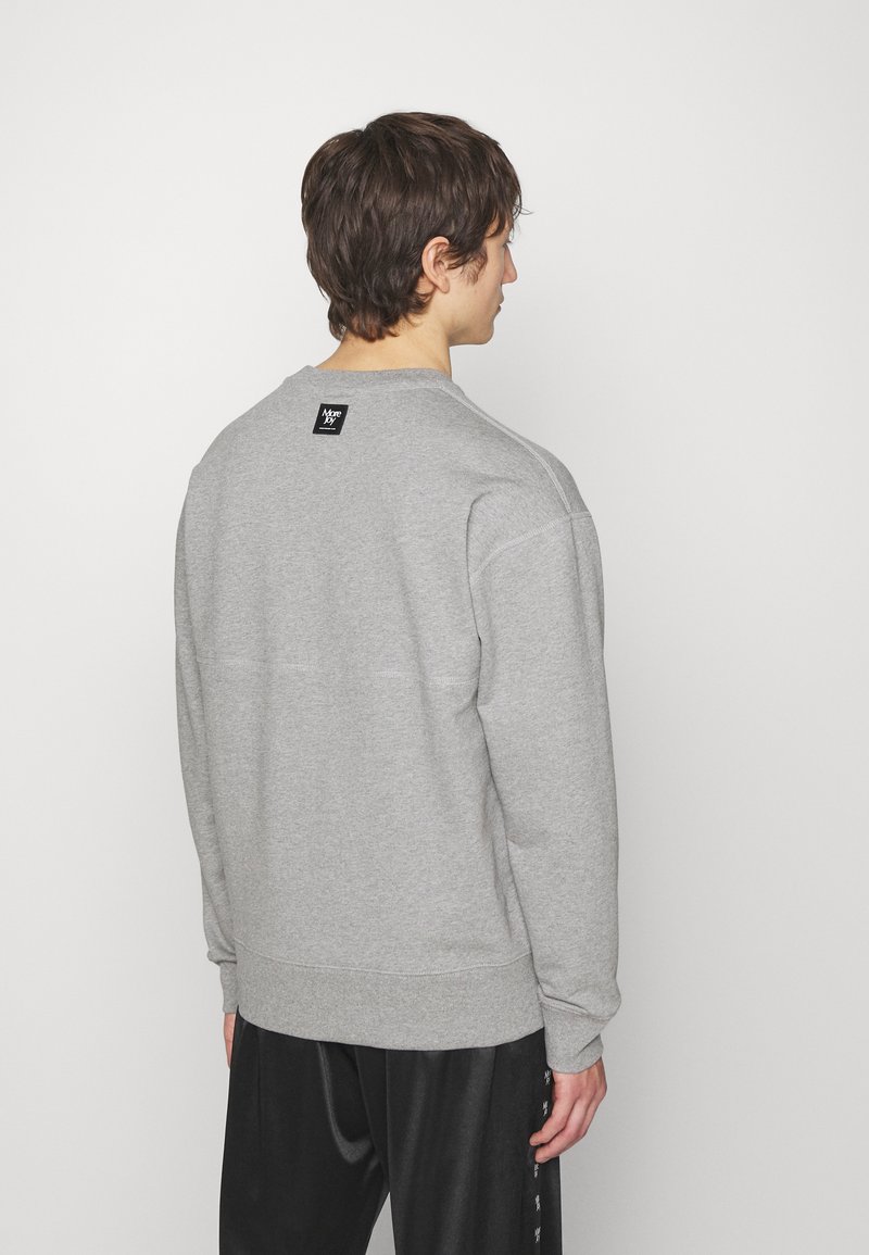 Herren T-shirts & Polos | More Joy by Christopher Kane EMBROIDERED TONAL Sweatshirt grey melange/grau - PF03544 Herren T-shirts & Polos | More Joy by Christopher Kane EMBROIDERED TONAL Sweatshirt grey melange/grau - PF03544