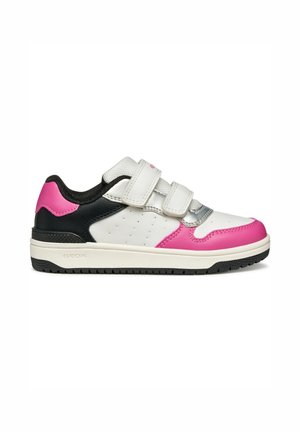 Scarpa sportiva bianca e rosa con accenti neri, materiali sintetici, due cinturini in velcro, design perforato e suola in gomma.