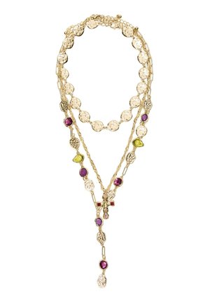 Collana d'oro a più fili con anelli rotondi martellati, pietre preziose viola e gialle, e un piccolo pendente a croce gioiellato.