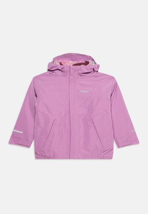 Veste d'hiver à capuche pour enfants de couleur violet clair avec poches avant et logo Wolfskin sur la poitrine sur fond blanc.