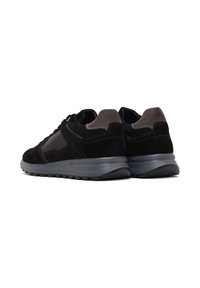 Sneaker in suede nero con accenti sintetici a contrasto, dotati di un colletto imbottito e suola in gomma resistente per una migliore trazione.