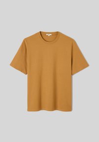 T-shirt homme uni à manches courtes et col rond de couleur moutarde unie, présenté à plat sur fond gris.
