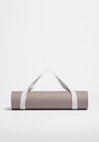 Esterilla de yoga en un suave tono malva con una superficie texturizada, forma cilíndrica y correas de transporte blancas aseguradas a los lados.