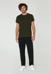 Sail Racing BOWMAN TEE - Triko s potiskem - dark forest