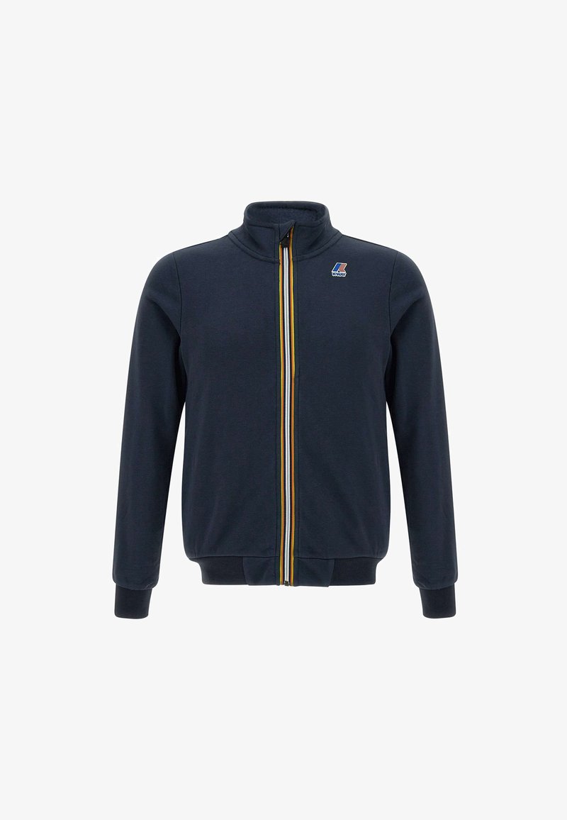 Giacca a zip blu marina con colletto alto, strisce verticali contrastanti in giallo, verde e bianco, e logo ricamato sul petto.