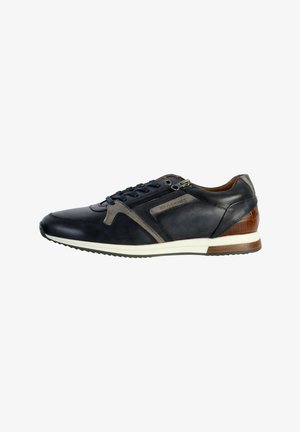 Scarpa sportiva in pelle blu navy con accenti grigi. Caratterizzata da un tacco testurizzato, chiusura con lacci e una suola in gomma con bordo bianco.