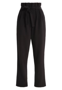Pantalons noirs avec une taille haute froncée, ornés d'une ceinture en tissu, avec des jambes larges et des plis subtils pour un ajout de structure.
