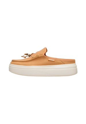 Scarpa marrone chiaro senza lacci con suola bianca spessa e lacci decorativi sopra, vista laterale su sfondo bianco.