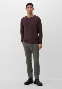 s.Oliver MIT ROLLSAUMBLENDE - Strickpullover - violett